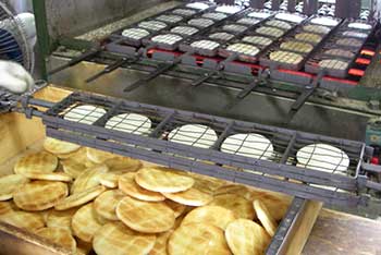 伝統製法で煎餅を焼く様子